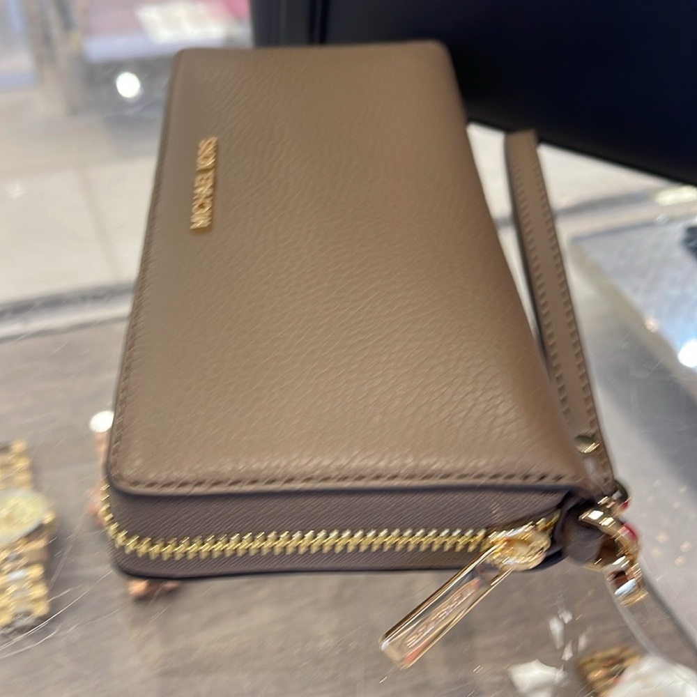 MICHAEL KORS
Leather Continental Wristlet Phone Case Wallet
Dusk
NWT - Picture 16 of 16